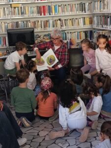 In biblioteca coi bambini della scuola “Silvio e Maria Perale”